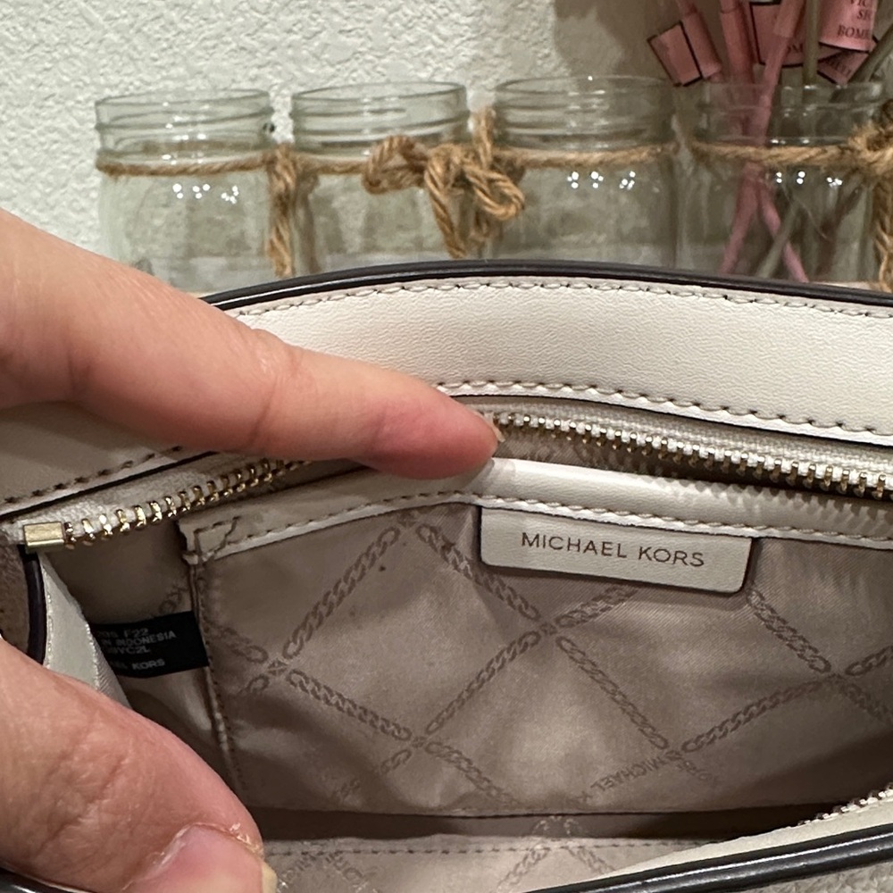 Price Drop ⬇️ Michael Kors Ivory Small Crossbody Bag - Picture 2 of 14